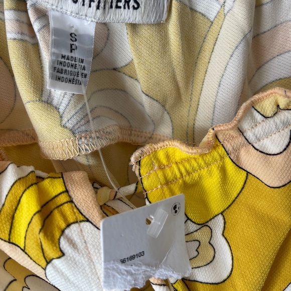 Urban Outfitters Yellow Puff Sleeve Crop Blouse - Picture 2 of 3